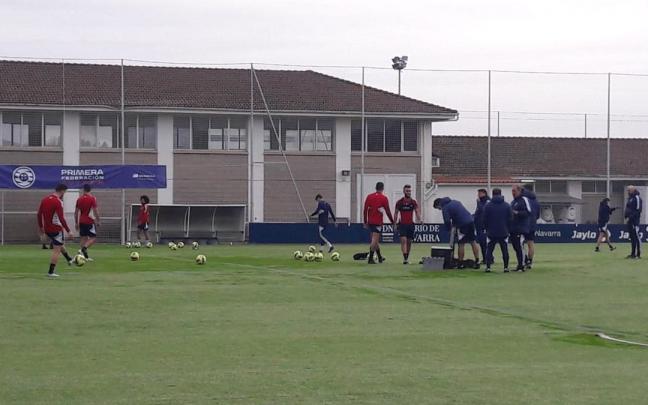 Los jugadores, durante el entrenamiento de esta mañana.