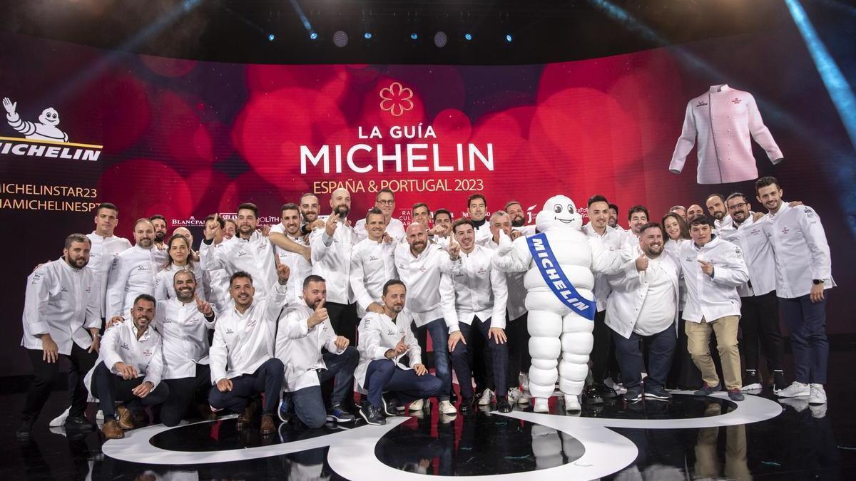 Los cocineros con una estrella Michellin posan durante la Gala de la Gu&iacute;a Michelin 2023