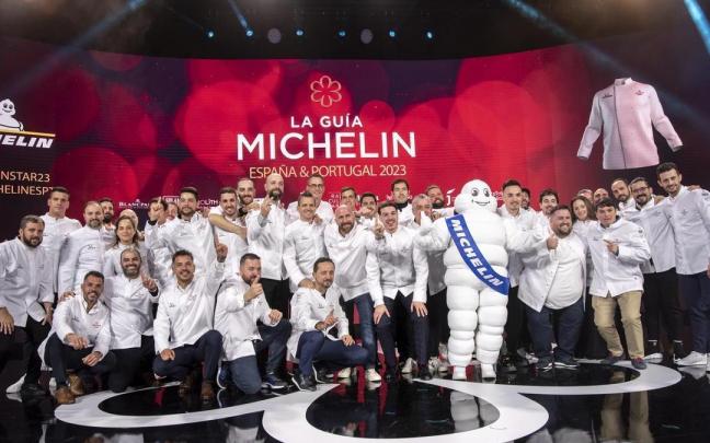 Los cocineros con una estrella Michellin posan durante la Gala de la Gu&iacute;a Michelin 2023