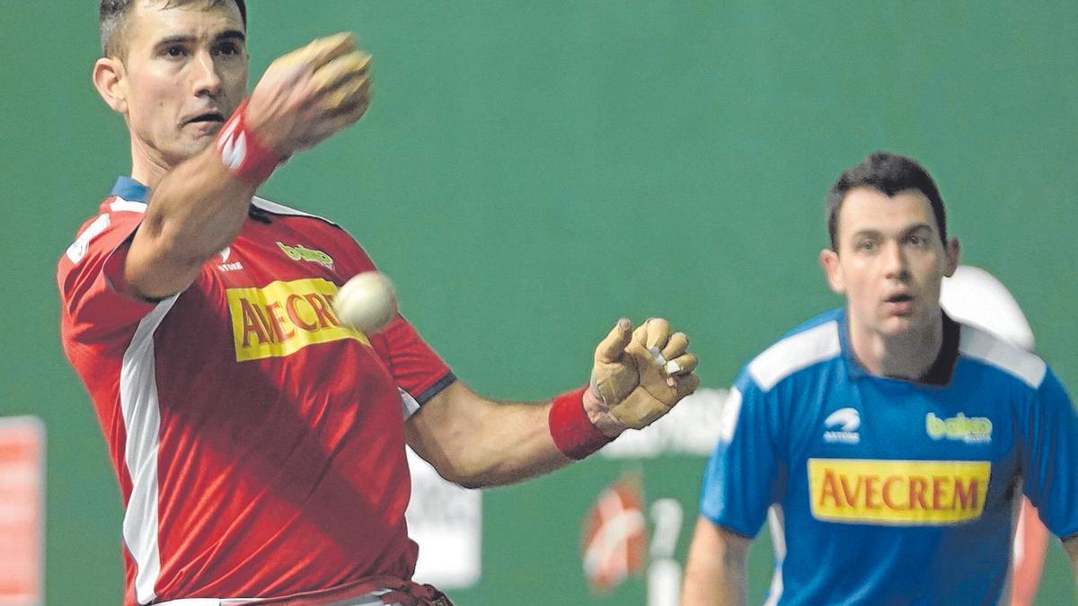 Mikel Urrutikoetxea golpea con la derecha ante Erik Jaka.