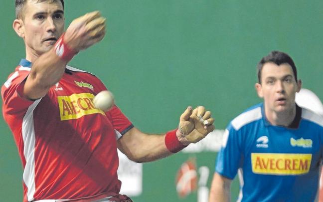 Mikel Urrutikoetxea golpea con la derecha ante Erik Jaka. Mikel Urrutikoetxea golpea con la derecha ante Erik Jaka.
