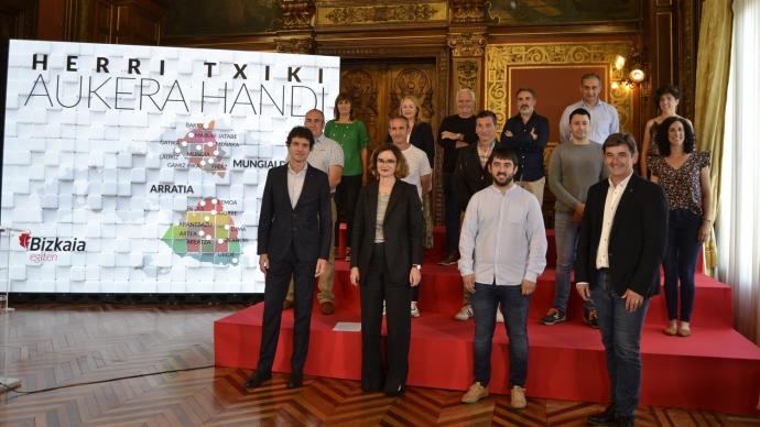 Rementeria y Etxanobe, junto al resto de alcaldes y alcaldesas de Mungialdea y Arratia.