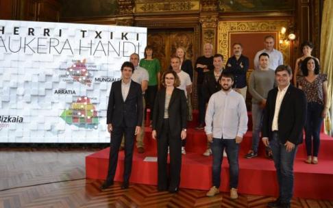 Rementeria y Etxanobe, junto al resto de alcaldes y alcaldesas de Mungialdea y Arratia.