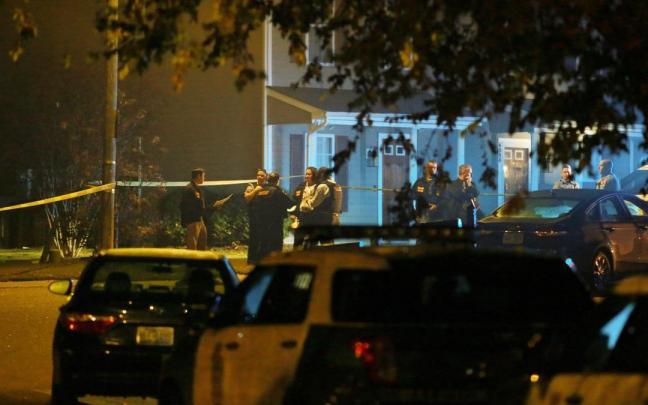 La polic&iacute;a desplegada en el barrio en el que se ha producido el tiroteo.