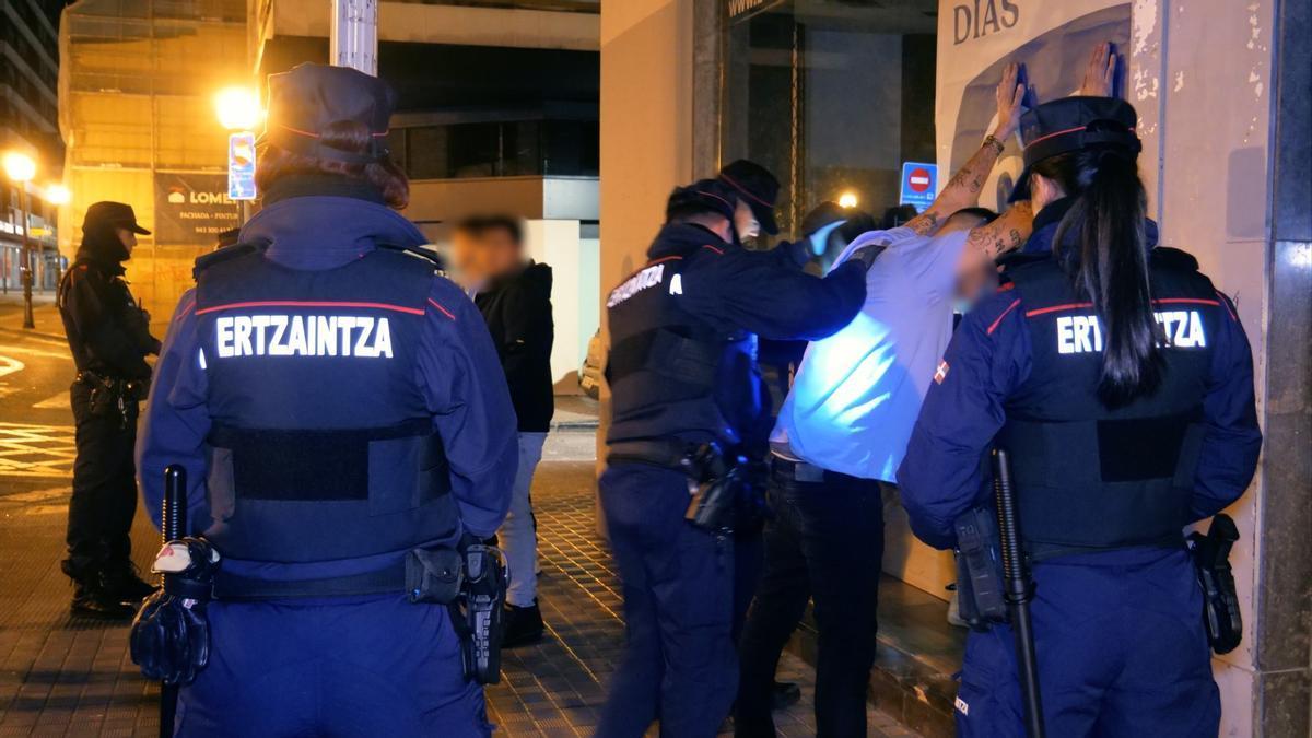 Operativo de la Ertzaintza en una zona de ocio este fin de semana en el marco del plan preventivo ante el uso de armas blancas