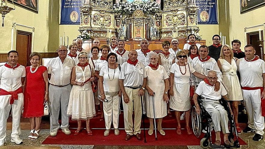 Los matrimonios a los que homenajearon ayer posan junto a las autoridades locales en la iglesia de San Miguel.
