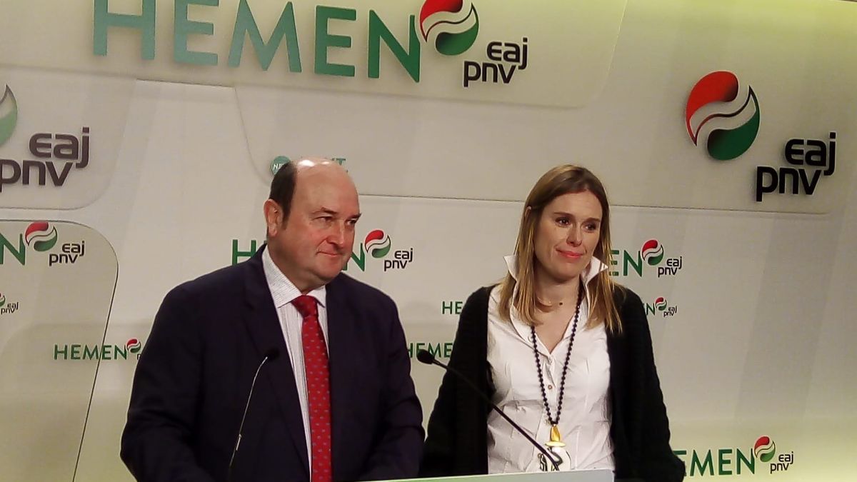 El presidente del PNV, Andoni Ortuzar, junto a la secretaria del EBB, Mireia Zarate.