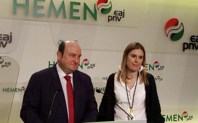 El presidente del PNV, Andoni Ortuzar, junto a la secretaria del EBB, Mireia Zarate. El presidente del PNV, Andoni Ortuzar, junto a la secretaria del EBB, Mireia Zarate.
