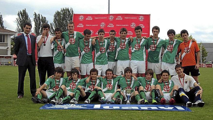 Arza, segundo por la izquierda abajo, y Rípodas, junto con la copa, campeones de la copa Coca Cola en 2010.