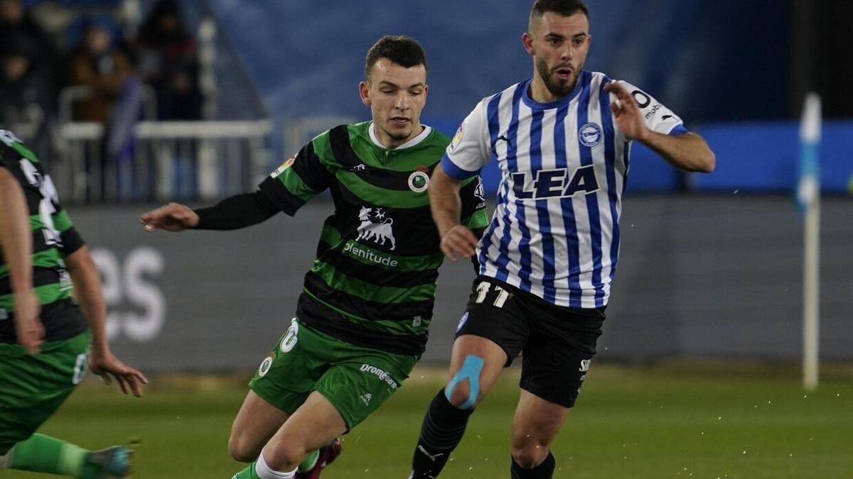 Luis Rioja, presionado por Iñigo Vicente, defiende un balón durante el último duelo entre el Alavés y el Racing en Mendizorroza.