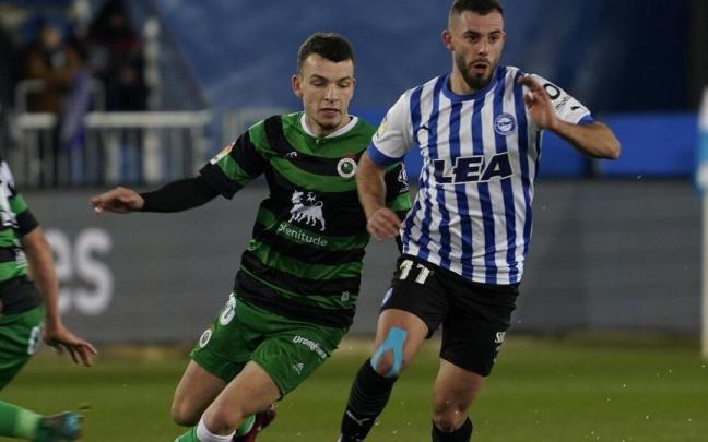 Luis Rioja, presionado por I&ntilde;igo Vicente, defiende un bal&oacute;n durante el &uacute;ltimo duelo entre el Alav&eacute;s y el Racing en Mendizorroza.