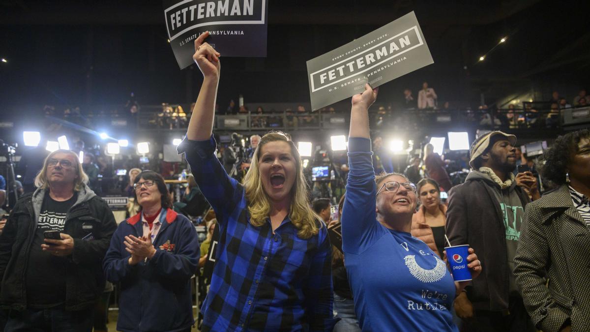 Los seguidores de Fetterman celebran que el candidato demócrata se haya hecho con el escaño para el Senado de Pensilvania.