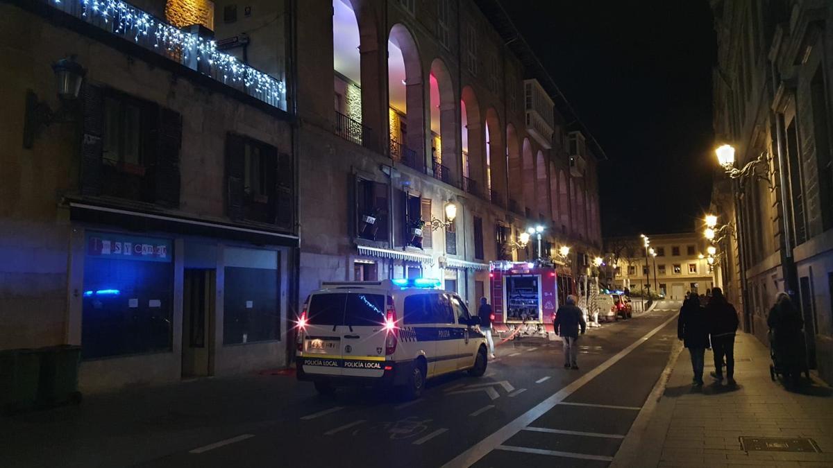 Efectivos de Bomberos y Policía Local junto al restaurante afectado.