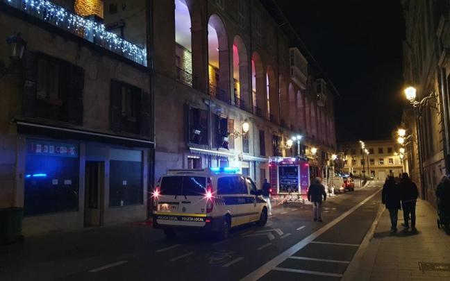 Efectivos de Bomberos y Policía Local junto al restaurante afectado. Efectivos de Bomberos y Policía Local junto al restaurante afectado.