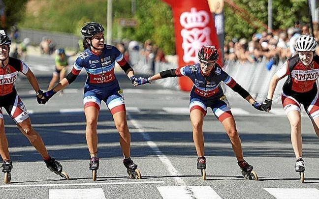 Cuatro patinadoras del Amaya, terminando la segunda etapa de la pasada edici&oacute;n.