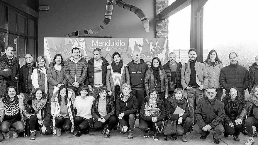 Foto de familia de los y las representantes de las diferentes entidades de la red que acudieron a la asamblea.