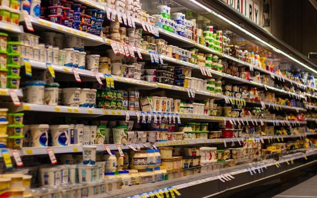 Un lineal de supermercado presenta numerosos productos para su compra. Un lineal de supermercado presenta numerosos productos para su compra.