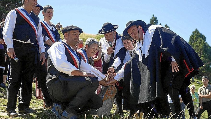 Carlos Anaut, Félix Galech, Jone Alastuey y autoridades francesas imponen las manos sobre la piedra de San Martín. | FOTO: CEDIDA