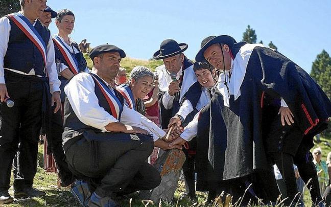 Carlos Anaut, Félix Galech, Jone Alastuey y autoridades francesas imponen las manos sobre la piedra de San Martín. | FOTO: CEDIDA