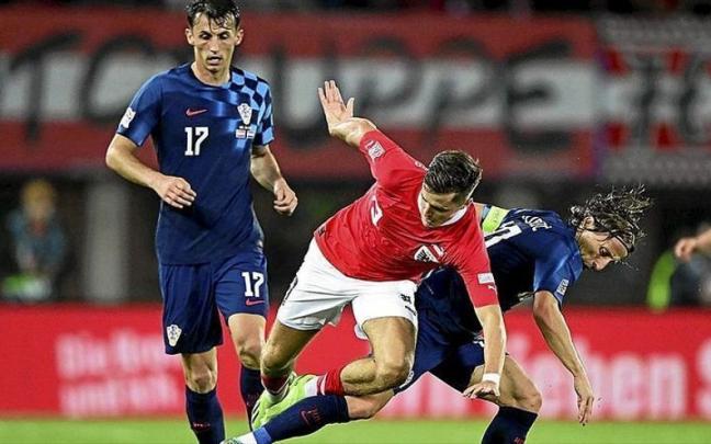 Budimir y Modric, que serán el domingo rivales en el Bernabéu, ante Baumgartner.