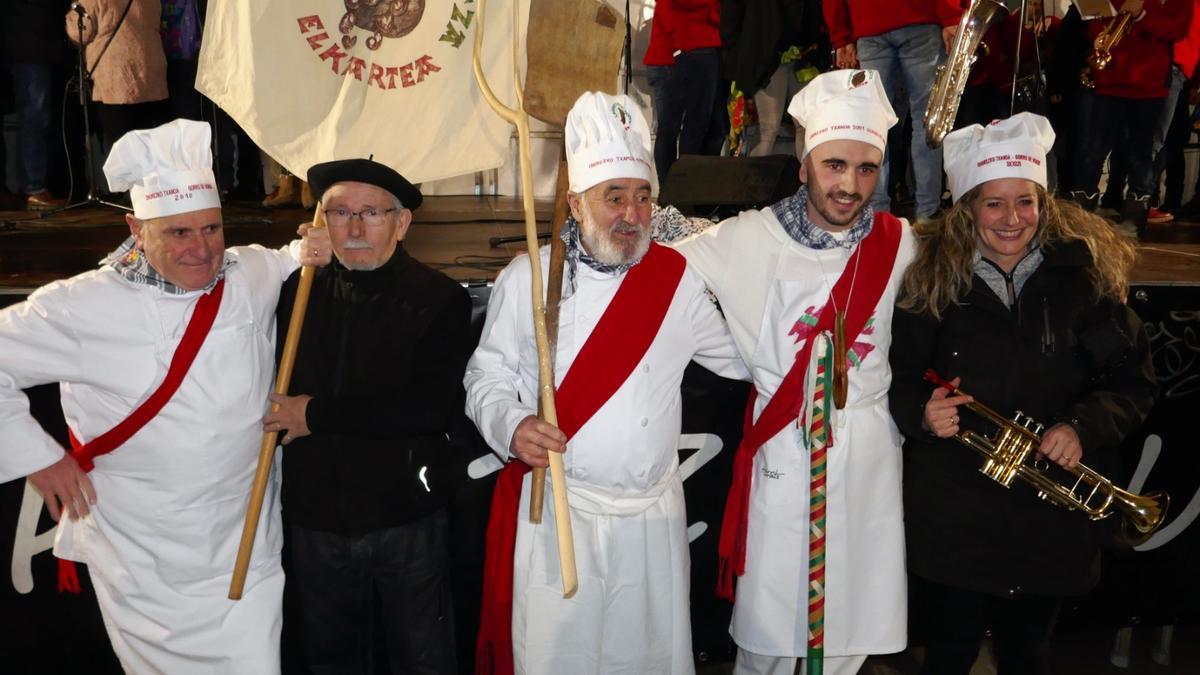 Joxe Flores, Ricardo Areta, Jesús Mari Arza, Adur Kanpo y Oihana Aldabe, gorro de honor.