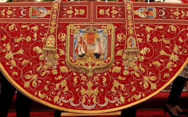El capotico se ilustra con las imágenes de San Fermín y San Francisco Javier. El capotico se ilustra con las imágenes de San Fermín y San Francisco Javier.