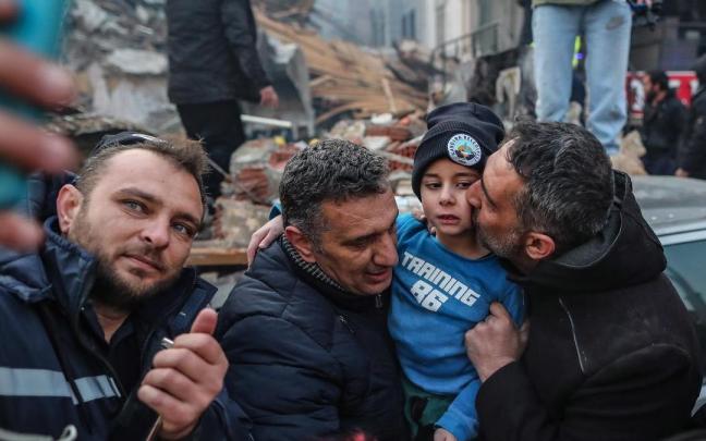 Un niño de ocho años tras ser rescatado de los escombros.
