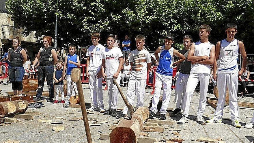 Los y las participantes en el festival tras la presentación en la plaza.