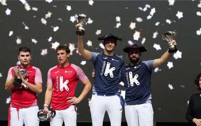 Román Maldonado e Ibai Pérez, junto a Dan Necol y Asier del Río, con las txapelas en el podio de la Liga Kutxabank. Román Maldonado e Ibai Pérez, junto a Dan Necol y Asier del Río, con las txapelas en el podio de la Liga Kutxabank.
