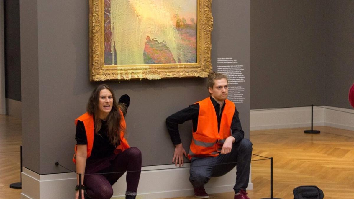 Dos activistas climáticos lanzaron puré de patata a un cuadro de Monet en Berlín, que chocó contra el cristal blindado.