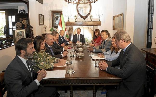 El Gobierno de Urkullu celebró ayer su Consejo de Gobierno en el Palacio La Puente de Turtzioz, en homenaje a la última reunión del Ejecutivo del lehendakari Aguirre. | FOTO: IREKIA