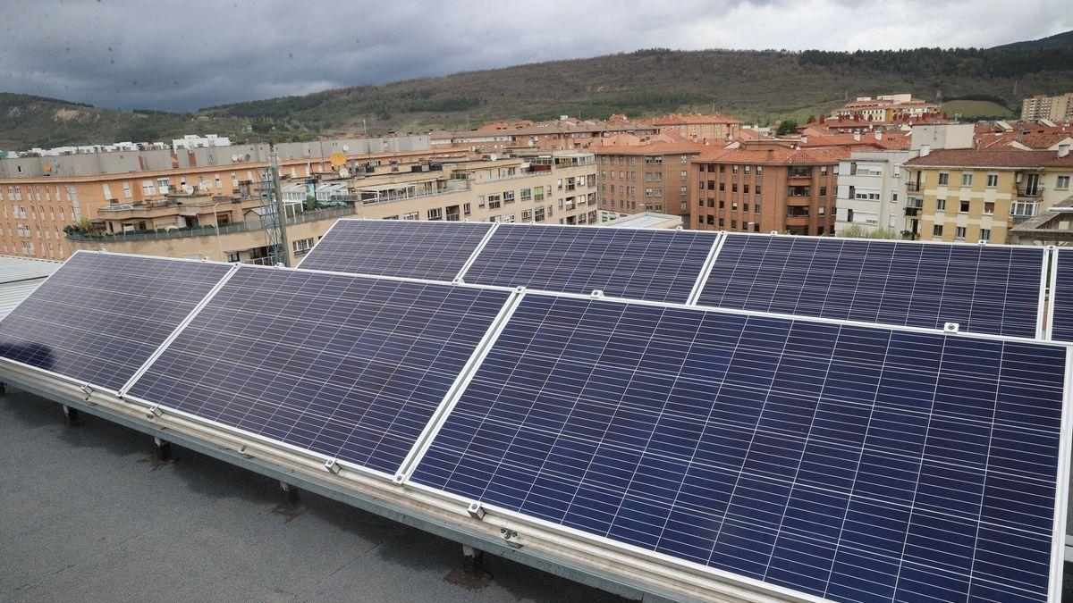 Placas solares para autoconsumo en viviendas del parque de alquiler de Nasuvinsa en Burlada.
