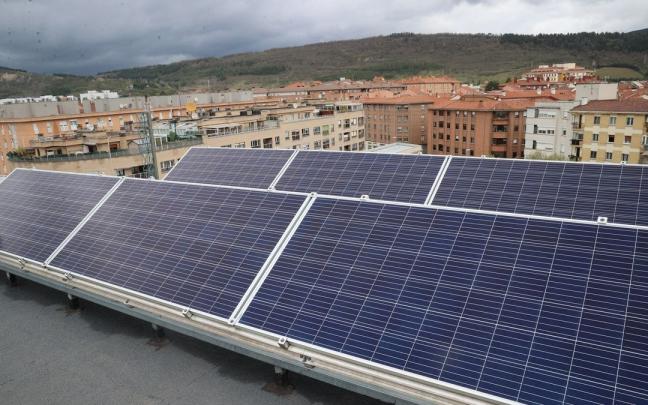 Placas solares para autoconsumo en viviendas del parque de alquiler de Nasuvinsa en Burlada.