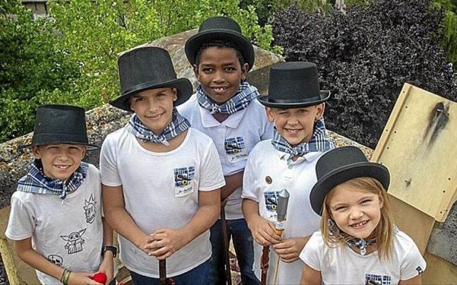 Los cinco alumnos de San Francisco y Dominicas seleccionados este año para lanzar el txupinazo de San Fermín Txikito. Los cinco alumnos de San Francisco y Dominicas seleccionados este año para lanzar el txupinazo de San Fermín Txikito.