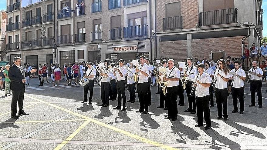 La banda de música, bajo la dirección de José María Ezquerro.