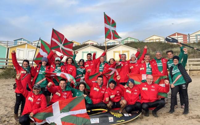 Los palistas vascos celebran el t&iacute;tulo obtenido en Bude