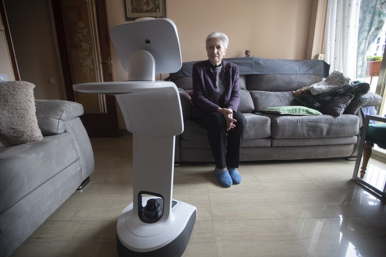 María Teresa Echalecu admite que le hace mucha compañía y, medio en broma, asegura que solo le falta pasar la escoba