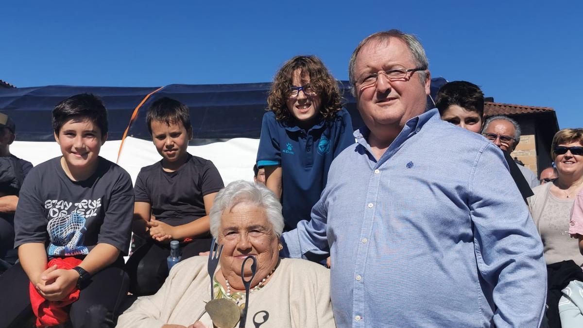 Merecido homenaje al Hotel-Restaurante Araba que fue nombrado "Patatero de Honor" en la persona de Carlos Suárez y su ama y fundadora del mítico establecimiento hace 45 años, Tere Fernández de Larrea Izaga junto con su marido José Suárez Muñiz