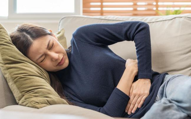 Una joven con síntomas de intoxicación alimentaria.