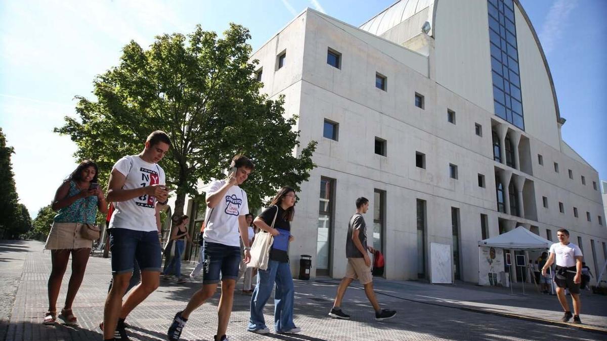 Estudiantes de la UPNA, en el campus