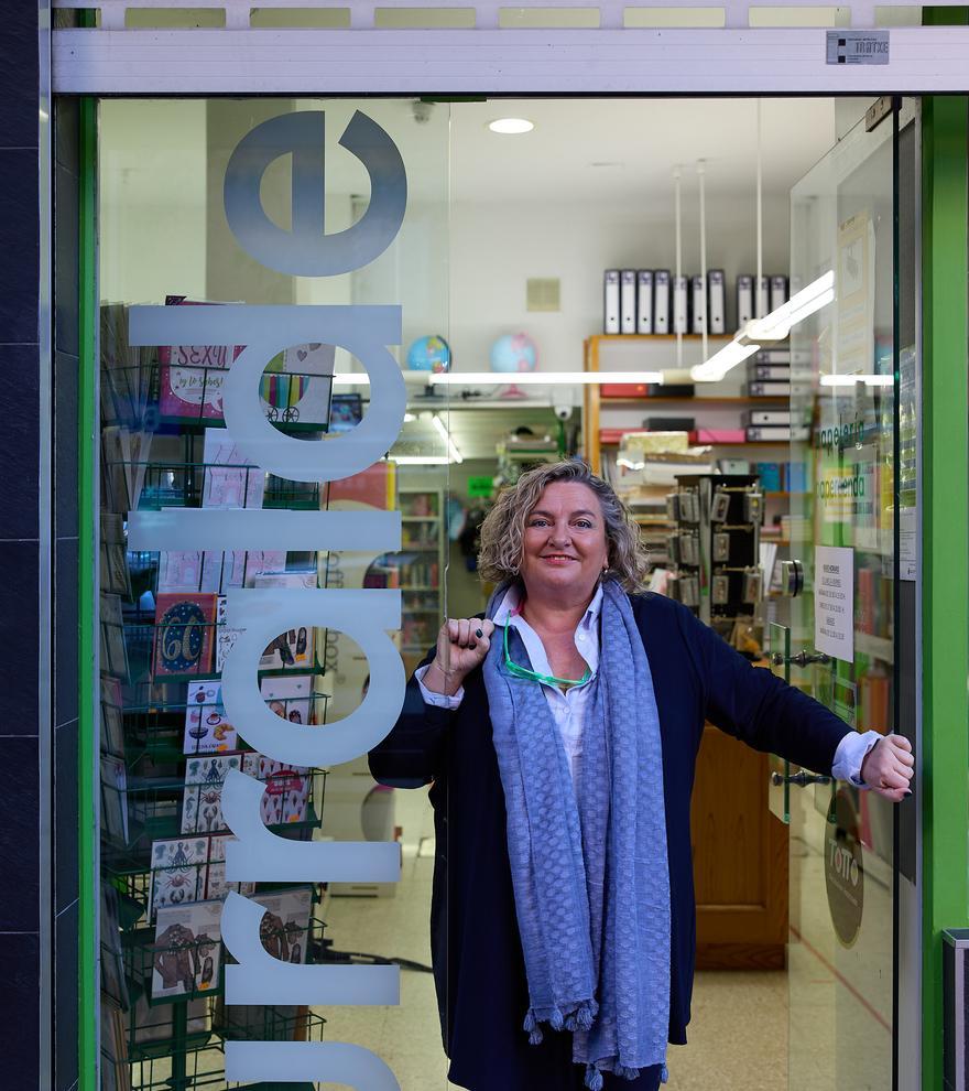 Conchi, a las puertas de su papelería de la calle Martín Azpilcueta.
