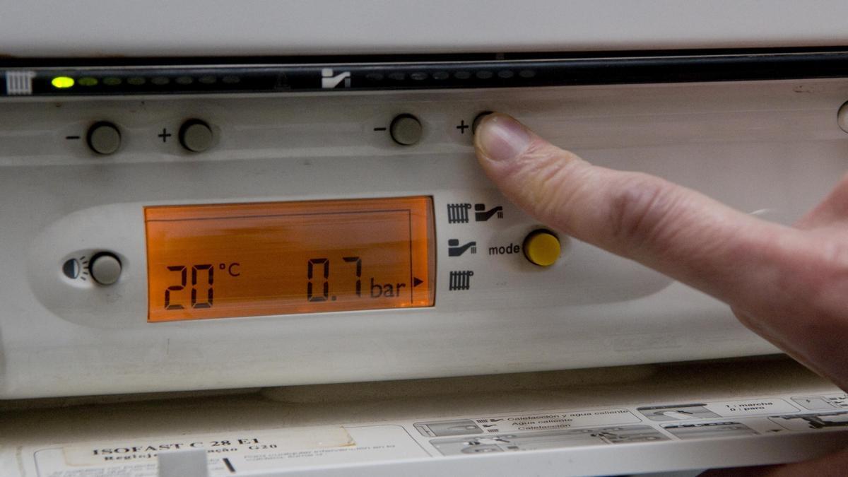 Un usuario controla la temperatura a través de un termostato