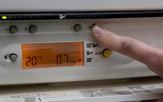 Un usuario controla la temperatura a través de un termostato Un usuario controla la temperatura a través de un termostato