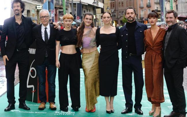 Amaia, en la Seminci, con Félix Viscarret, Juan José Millás, María Romanillos, Leonor Watling, Paco León, Susana Abaitua y Àlex Brendemühl. Amaia, en la Seminci, con Félix Viscarret, Juan José Millás, María Romanillos, Leonor Watling, Paco León, Susana Abaitua y Àlex Brendemühl.