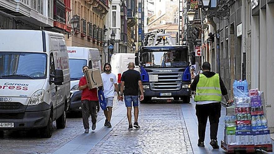 Vehículos de reparto, en una calle del Casco Viejo de Bilbao.