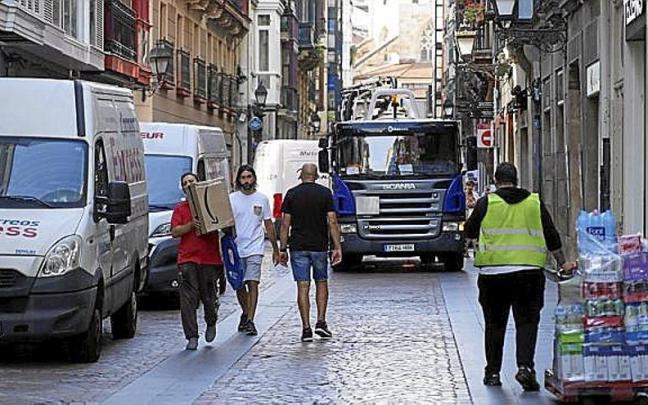 Vehículos de reparto, en una calle del Casco Viejo de Bilbao.