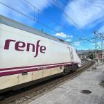 Tren Alvia parado en la localidad cántabra de Bárcena de Pie de Concha.