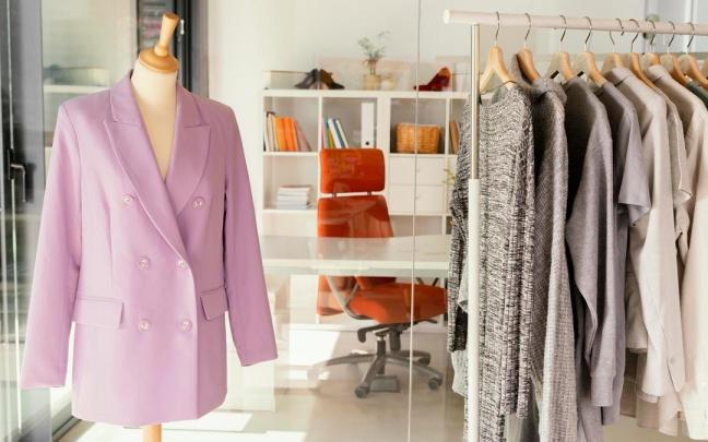 Prendas expuestas en una tienda de ropa. Prendas expuestas en una tienda de ropa.