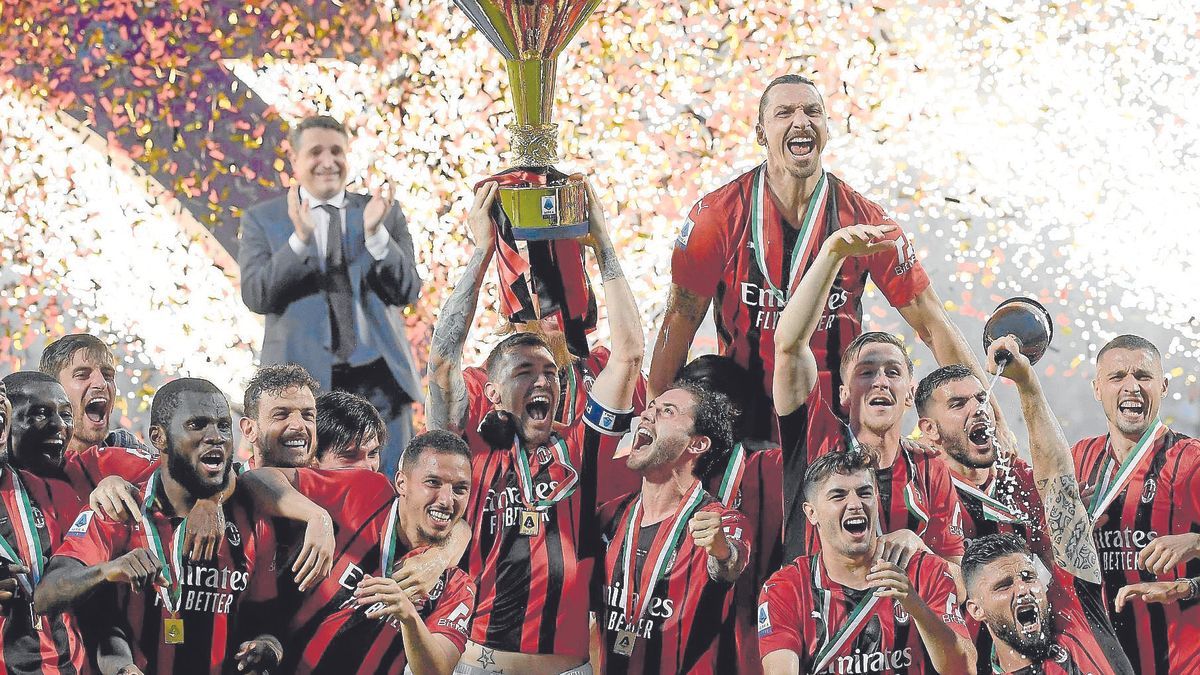 El Milan, en plena celebración del pasado título liguero después de una década de sequía. | FOTO: AFP