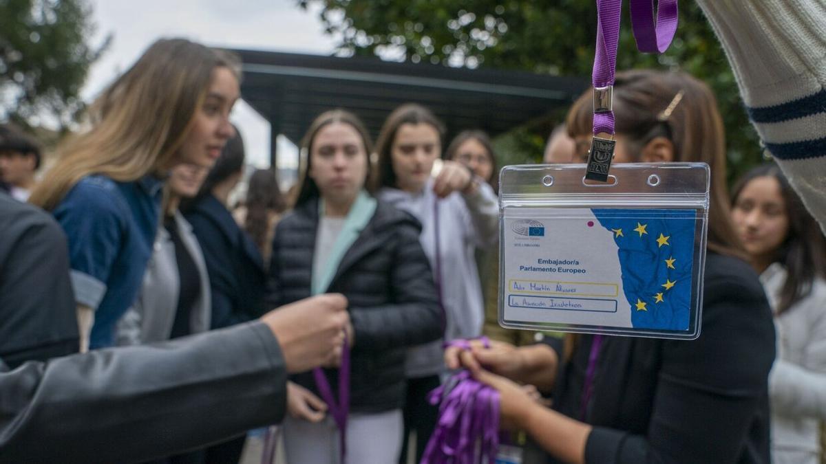 Alumnas y alumnos de La Asunción con su acreditación como embajadores de la UE